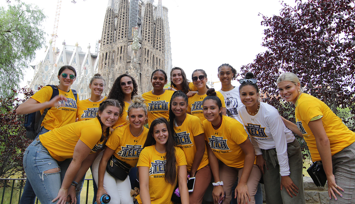 New York Tech women’s basketball team members in front of La Sagrada Familia.