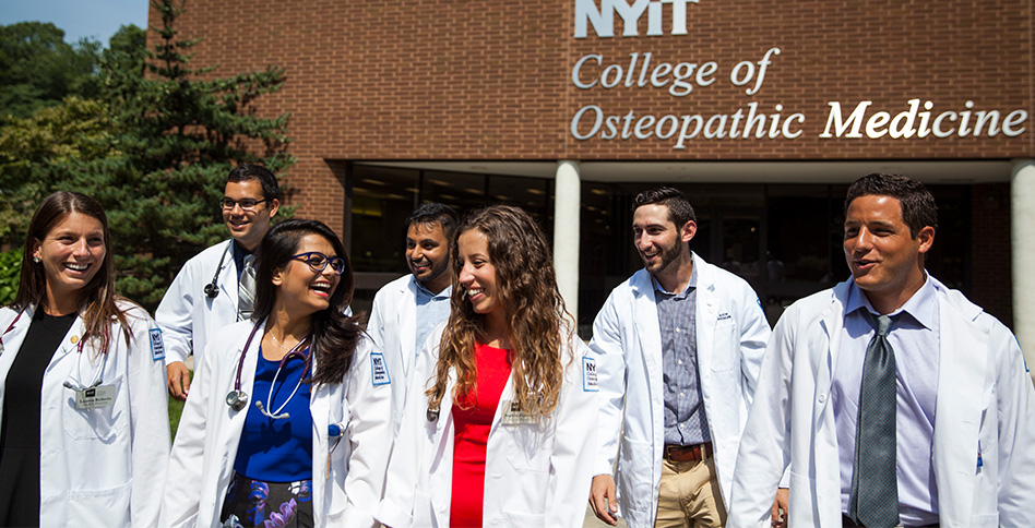 NYITCOM Students in front of the Riland building