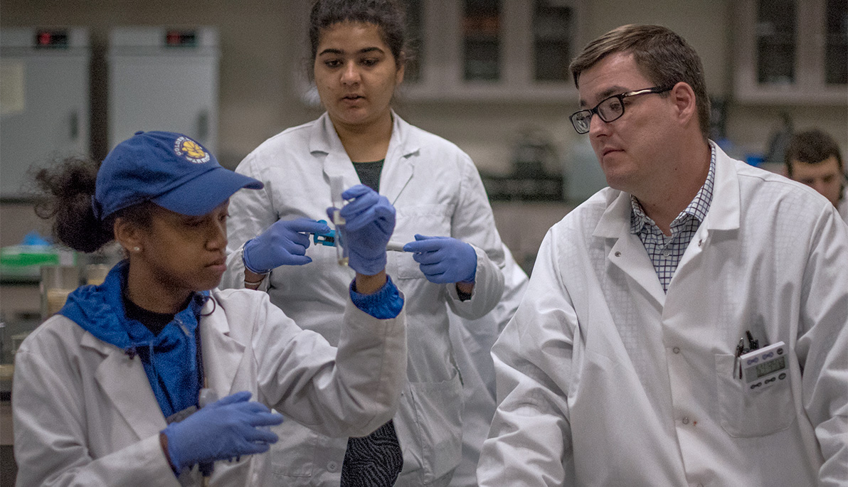 Professor Bryan Gibb in a lab with students.