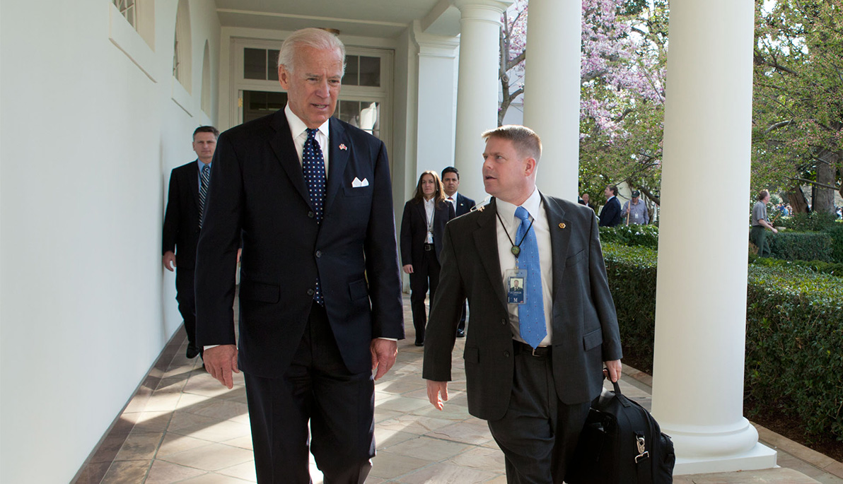New York Tech alumnus Kevin O’Connor walking with President Joe Biden at the White House.