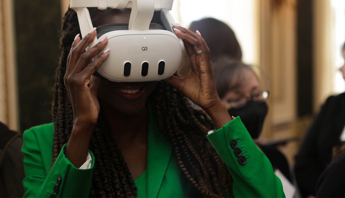 New York Tech Assistant Professor Cameka Hazel, Ed.D., tries on a virtual reality headset 