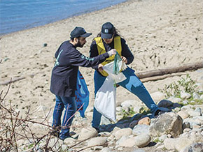 NYIT-Vancouver students clean up the shoreline near campus.