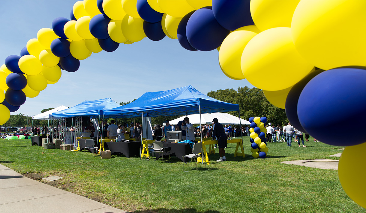 Photo of Welcome Back tent and balloons on LI campus