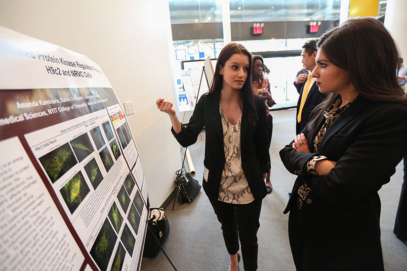 Amanda Kaminaris talked heart research with a SOURCE attendee. She collaborated on her project with faculty mentor Qiangrong Liang, M.D., Ph.D.