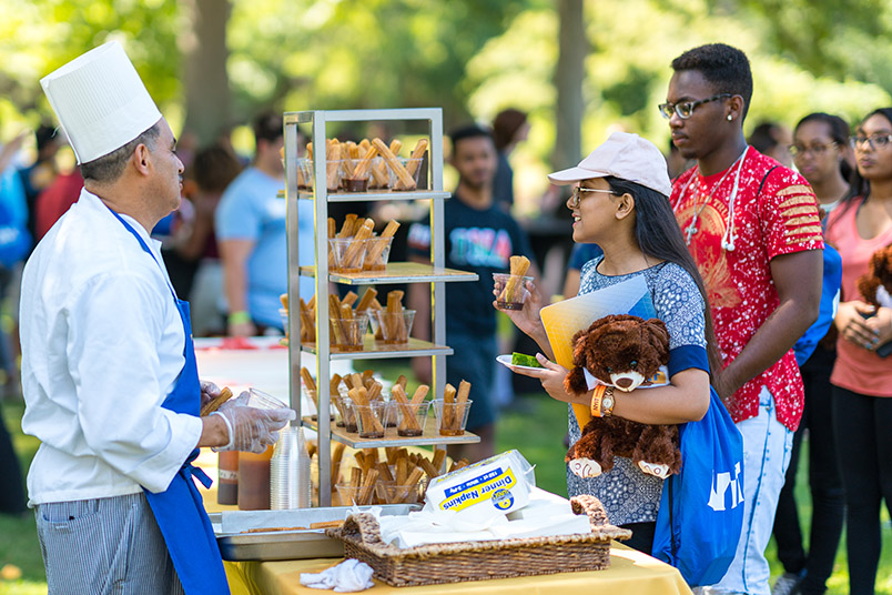 Students enjoy a snack during Week of Welcome events.