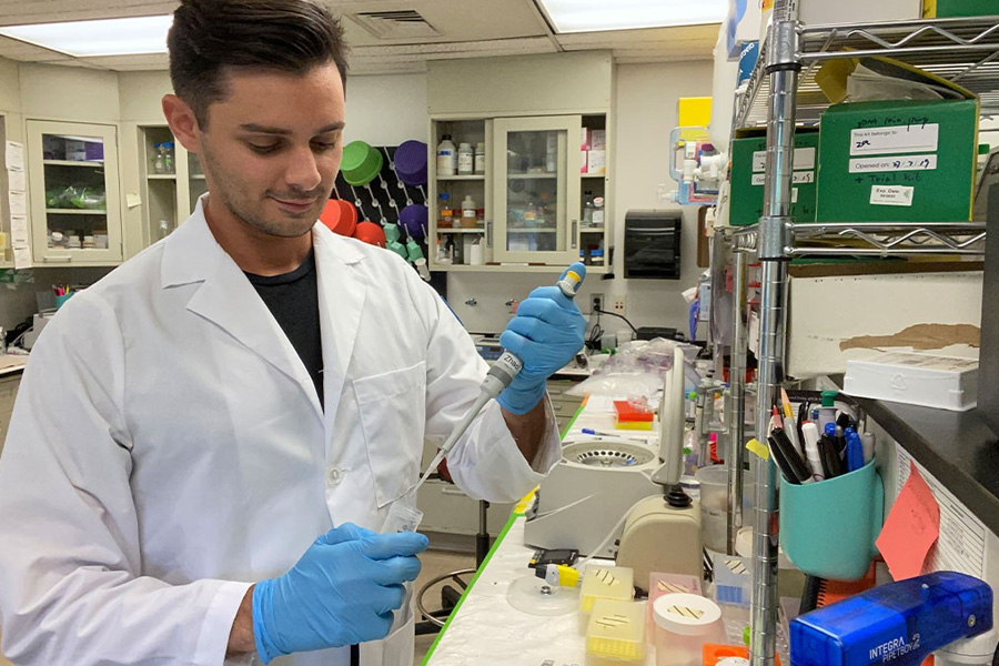 Lukas Faltings working in the lab