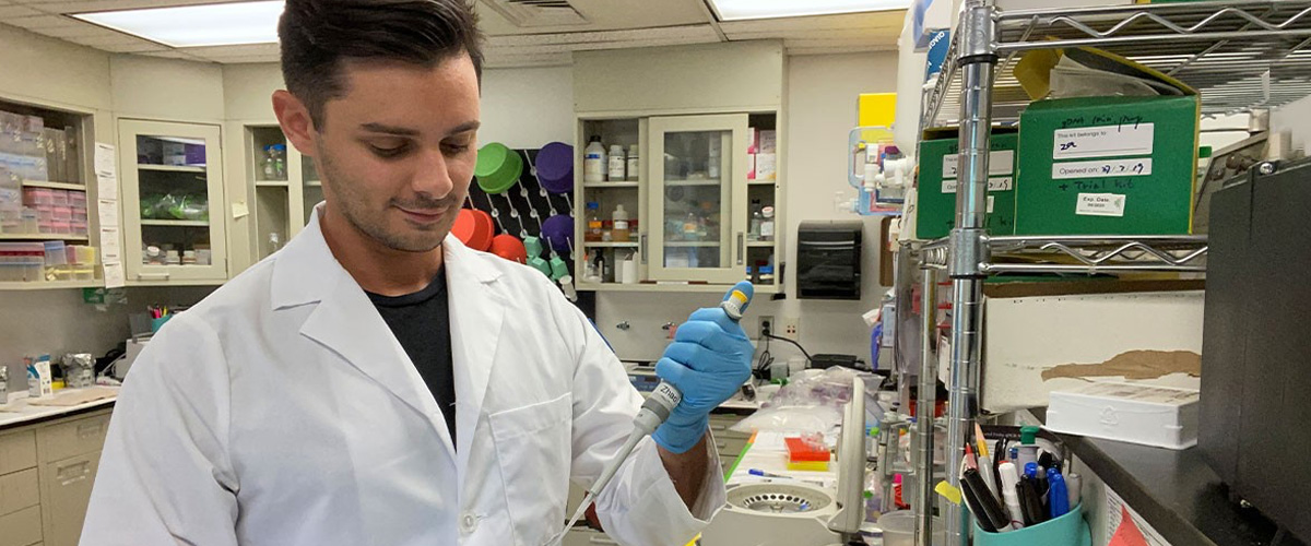 Lukas Faltings working in the lab