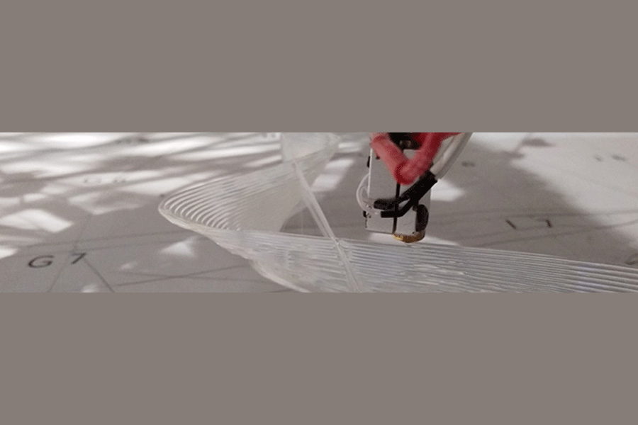 A 3D printing nosel prints out a wavy shape