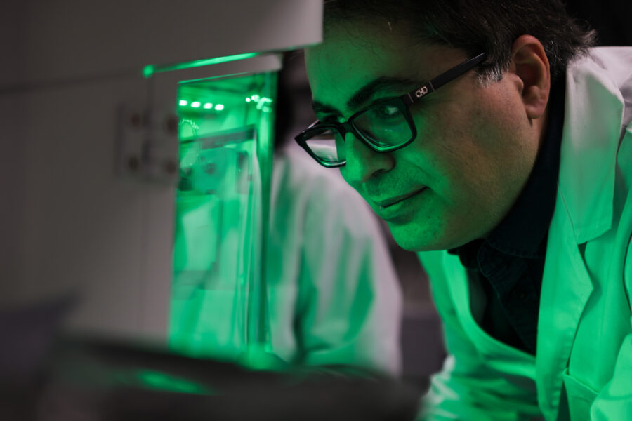 Steven Zanganeh looking at a 3-D printer