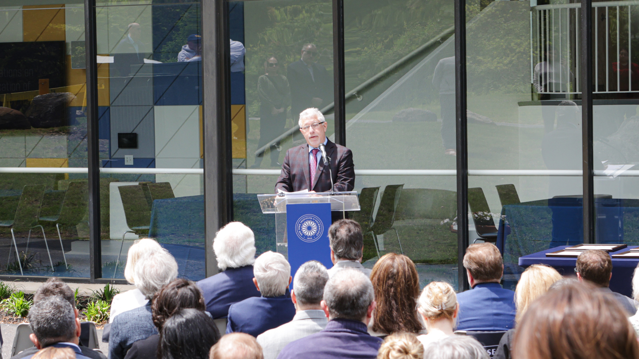 Todd Cohen speaking at a podium