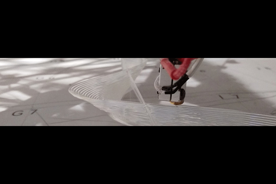 A 3D printing nosel prints out a wavy shape