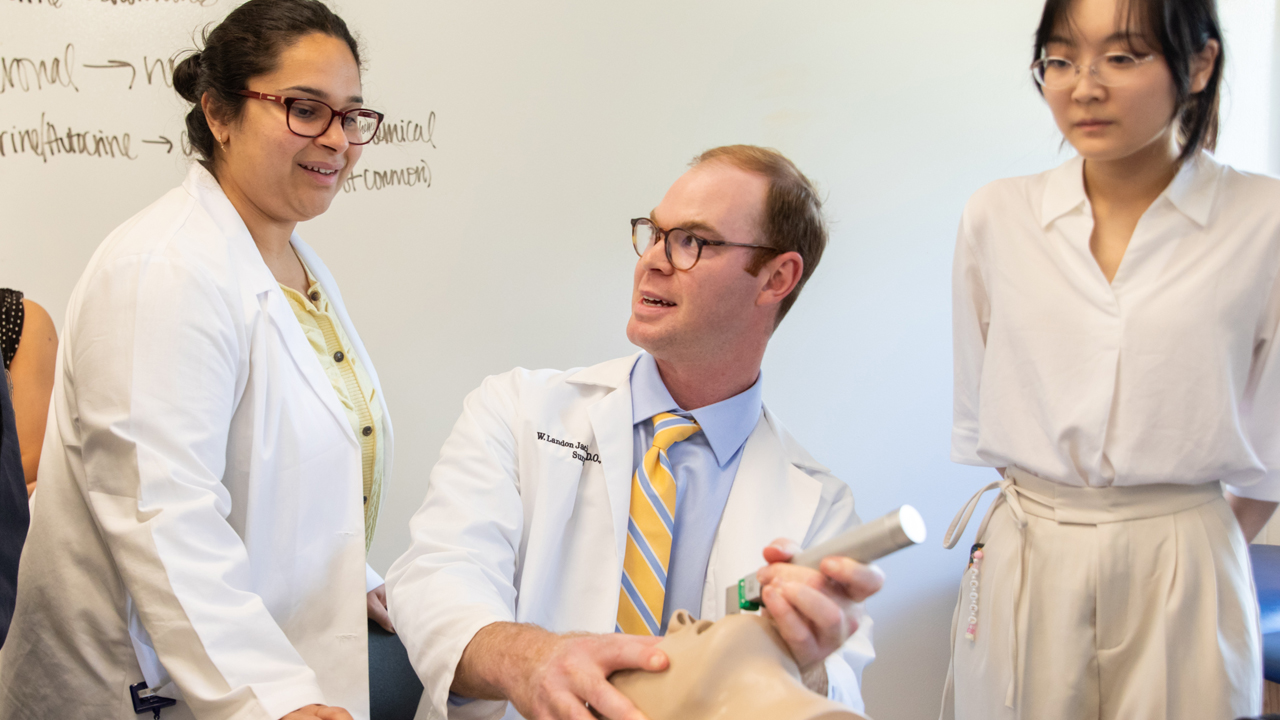 Man teaching students a medical simulation exercise